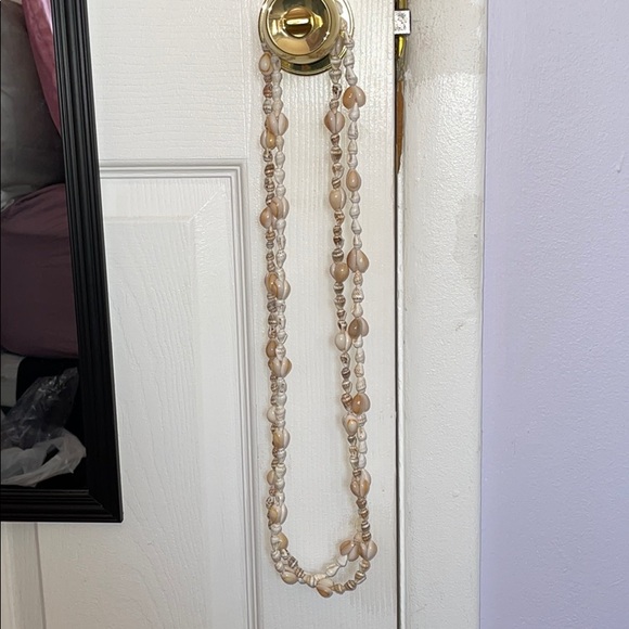 2 Shell Necklaces - Picture 2 of 4
